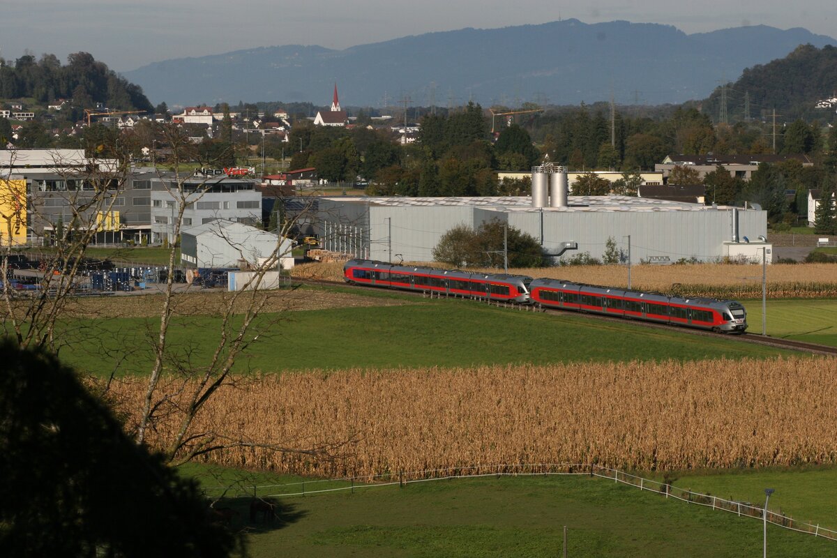In Doppeltraktion zweier RABe 526 0** der SOB trifft die S4 gleich im Bahnhof Oberriet ein, wo sie nach dem fahrplanmässigen Halt weiter nach Altstätten / St. Gallen fahren werden.

Oberriet Blatten, 15.10.2021