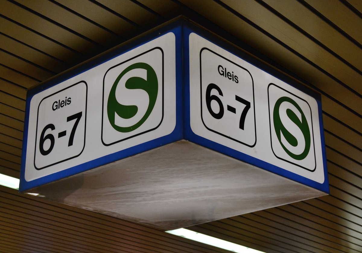 In Dortmund Hbf hat der Charme der Bundesbahn überlebt und zeugt noch heute davon was einst in Dortmund los war. Doch bald werden diese Schilder durch die heutigen blauen Schilder ersetzt. Denn durch die Umbau Maßnahme 1 von 150 wird der Dortmunder Hbf modernisiert und wird unter anderem mit Rolltreppen und Aufzügen ausgestattet. Grund genug diese Schilder nochmal zu fotografieren bevor sie dem Umbau zum Opfer fallen. Mit dem Umbau wird Dortmund als letzter Bahnhof diese alten Schilder verlieren.

Dortmund 25.02.2017