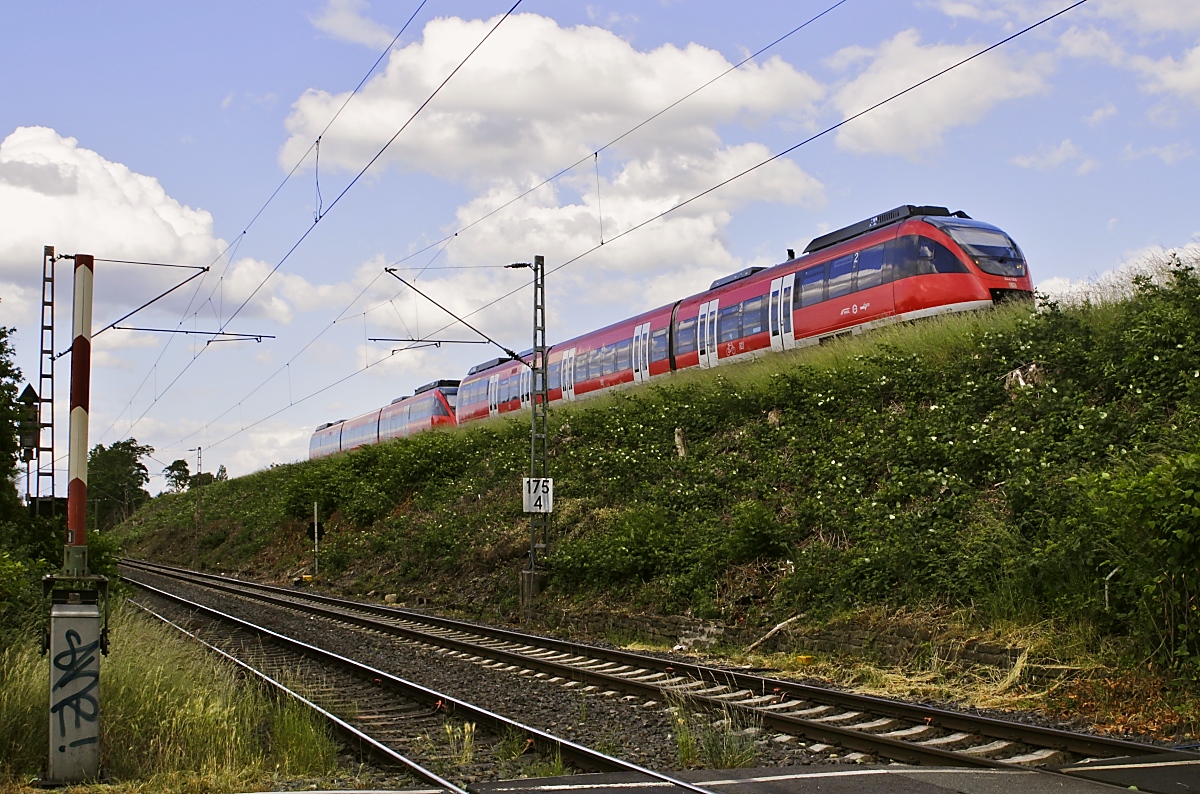 In Dortmund-Hoerde trennen sich die Hellweg-Bahn nach Unna/Soest und die Ardey-Bahn nach Schwerte. Am 06.06.2020 fahren 644 008 und ein weiterer 644 auf der nicht elektrifizierten KBS 433 in Richtung Dortmund Hauptbahnhof.