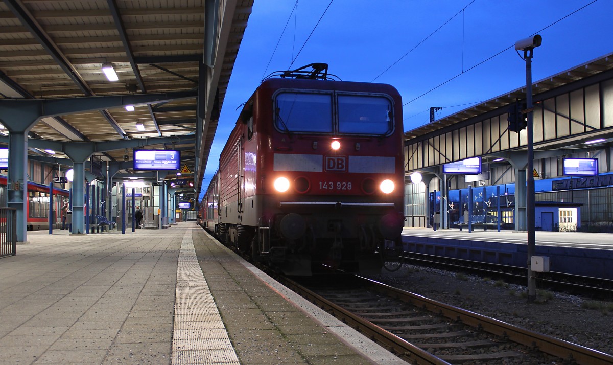 In Dresden gibt es zwei Neuzugänge an 143er, beide Maschinen kommen aus Halle (Saale). Hier steht am 15.12.2014 die 143 928-0 mit ihrem RE 4771 in Zwickau (Sachs) Hbf.

