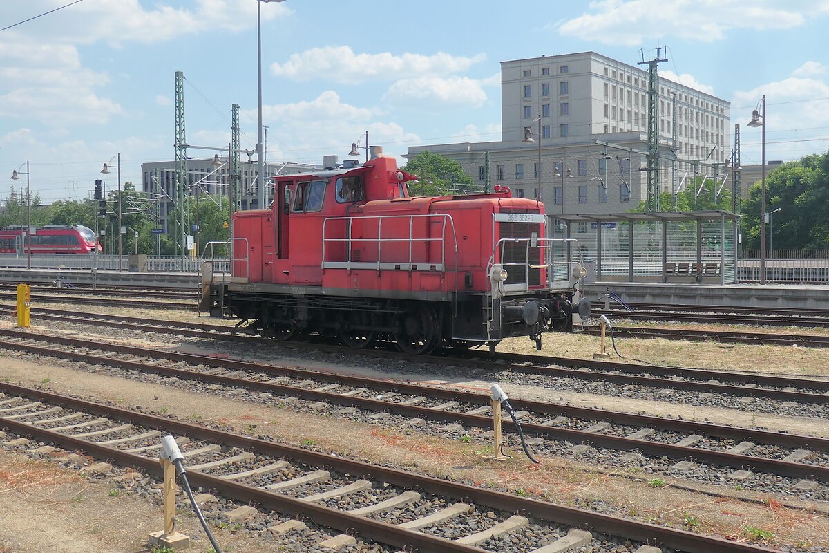 in Dresden Hbf Ost abgestellte 362 362 (leicht zu merkende Loknummer) vor dem Geb�ude der HTW Ende Juni 2026
