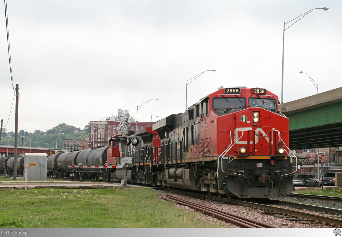 In Dubuque, Iowa / USA warten am 11. Mai 2016 die beiden Canadian National Maschinen # 2858 (GE ES44AC) und # 2553 (GE C44-9W) mit einem Kesselwagenzug am Haken auf die Freigabe für die Überquerung des Mississippi über die alte Eisenbahn Drehbrücke.
