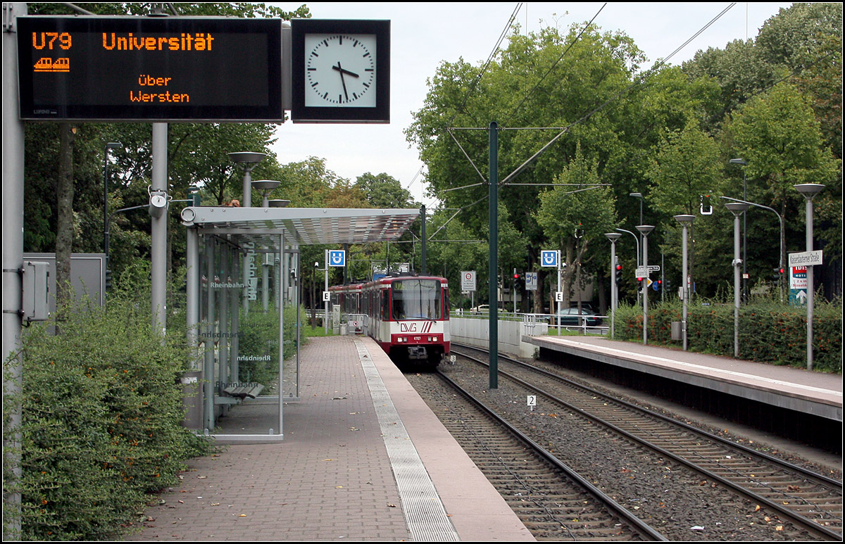 In Düsseldorf-Oberbilk -

Die Haltestelle Kaiserslauterner Straße ist von der Innnenstadt her die erste oberirdische Station der Stadtbahnstrecke in Richtung Holthausen. Die Hochbahnsteige sind konnten hier im direkten nach der Tunnelrampe abgesenkt angelegt werden und fügen sich somit gut ins hier grüne Umfeld ein.

30.08.2011 (M)
