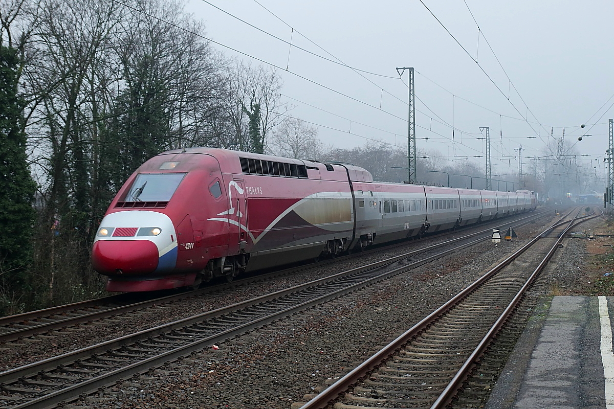 In Düsseldorf-Oberbilk ist Thalys 4341 am 12.01.2018 mit einem farblich nicht ganz passenden Frontteil in Richtung Norden unterwegs