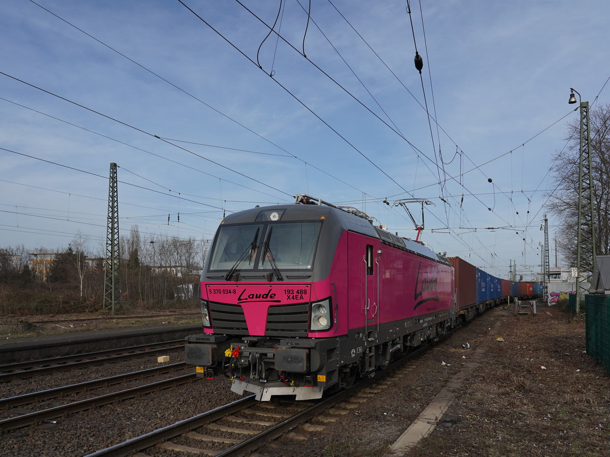 In Duisburg-Rheinhausen startet die Laude-5370_034(193_488)(91 51 5370 034-8 PL-LAU) gut 5 Stunden nach Plan ihre Fahrt mit dem DGS47647 von Rheinhausen über  Frankfurt-Oderbrücke nach Polen.
Die auffällig lackierte Mehrsystemlok (Vectron-MS Siemens2020 FNr.22934) der Firma Laude Smart Intermodal S.A. aus Toruń ist noch fast neu.

2021-02-20 Duisburg-Rheinhausen 

Dieser Standort ist außerhalb des Zauns am Fußweg zum Bahnhof.