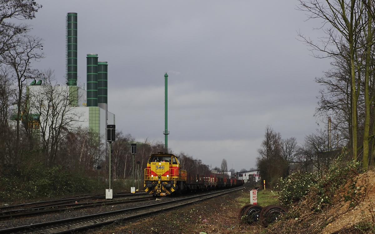 In Duisburg-Wanheim wartet die MaK G 1206 546 von ThyssenKrupp am 18.02.2020 auf die Weiterfahrt zu den Hüttenwerken, links im Hintergrund das Heizkraftwerk III