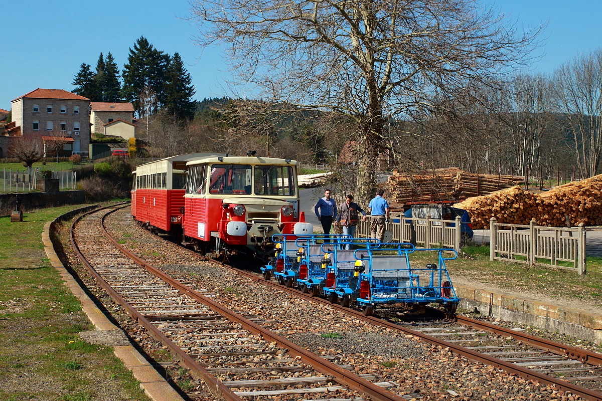 In Dunieres beginnt der Velorail de Velay, der auf dem Reststück einer früheren SNCF-Strecke nach Firminy (bei St. Etienne) verkehrt. Bis 2015 bestand hier Anschluss an den Velay-Express, leider wurden die Gleise nach Raucoules abgebaut und ein Radweg auf der Trasse angelegt. Ein Zug des Velo-Rail steht am 08.04.2017 abfahrbereit in Dunieres.