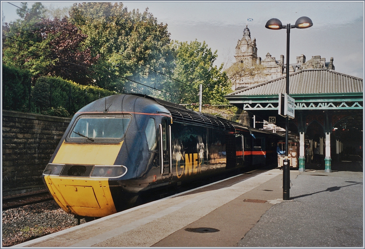In Edinburgh Waverley wartet ein aus dem Norden Schottland eingetroffener GNER HST 125 Class 43 auf seine Weiterfahrt nach London. 

Nach dem Ende der HST 125 Class 43 im Fernverkehr (Fahrplanwechsel 14.12.19) haben immerhin einige HST 125 Class 43 im Inner-Schottland Binnenverkehr eine neue Aufgabe gefunden. 

18. Mai 2000