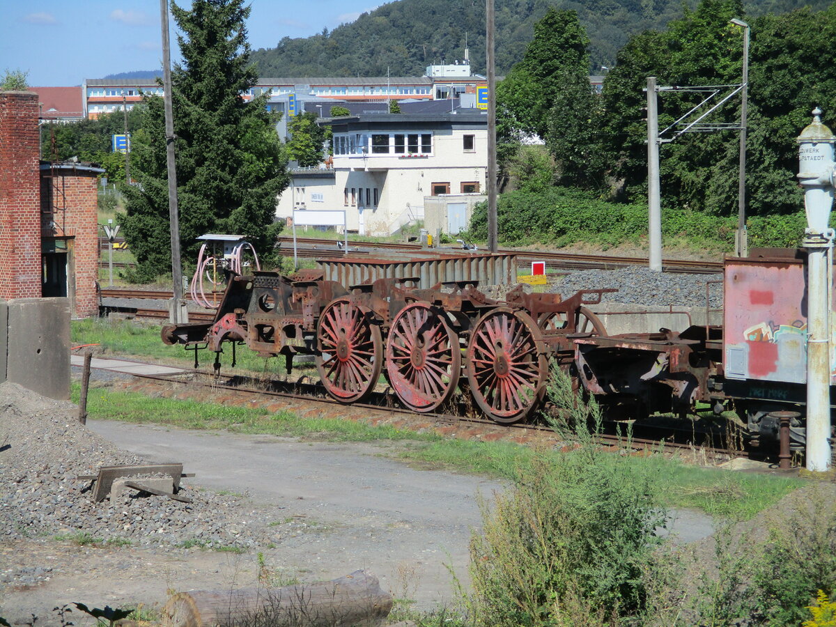 In der ehemaligen Einsatzstelle Sonneberg lagert dieser Lokrahmen.Aufgenommen am 03.September 2021 über den Zaun.