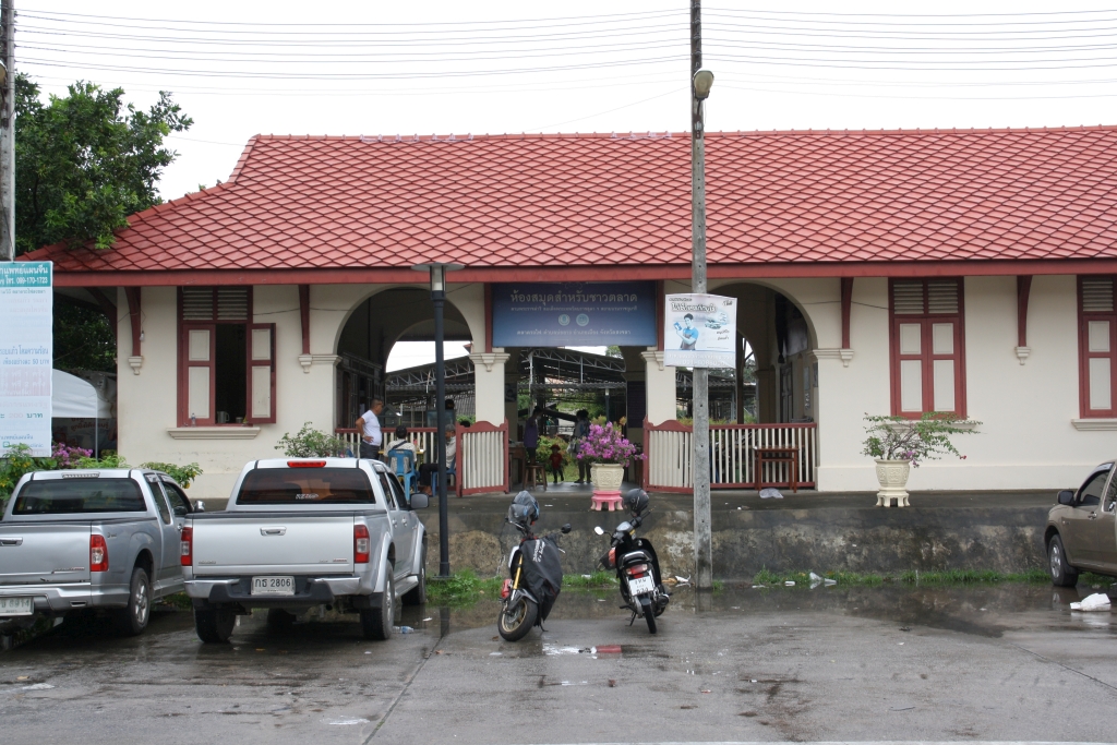 In der ehemaligen Songkhla Station befindet sich ein kleines Buffet. Bild vom 07.Jänner 2023. Von der 1978 eingestellten Bahnlinie Hat Yai - Songkhla ist das Aufnahmsgebäude der Songkhla Station noch erhalten und steht seit 2004 unter Denkmalschutz.