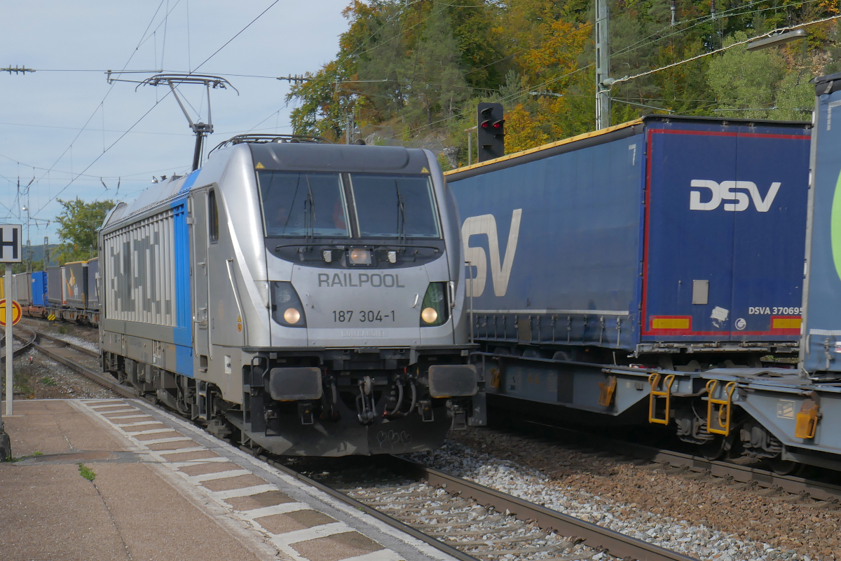 In Eichstätt Bahnhof fährt 187 304-1 der Railpool an einem langen, mit Sattelaufliegern beladenen Zug entlang leer Richtung Ingolstadt. Wegen des dichten Güterzugverkehrs lassen sich Zugbegegnungen in Eichstätt Bahnhof häufig auf Chip bannen.
Mittwoch, 5. Oktober 2022, 14.08 Uhr