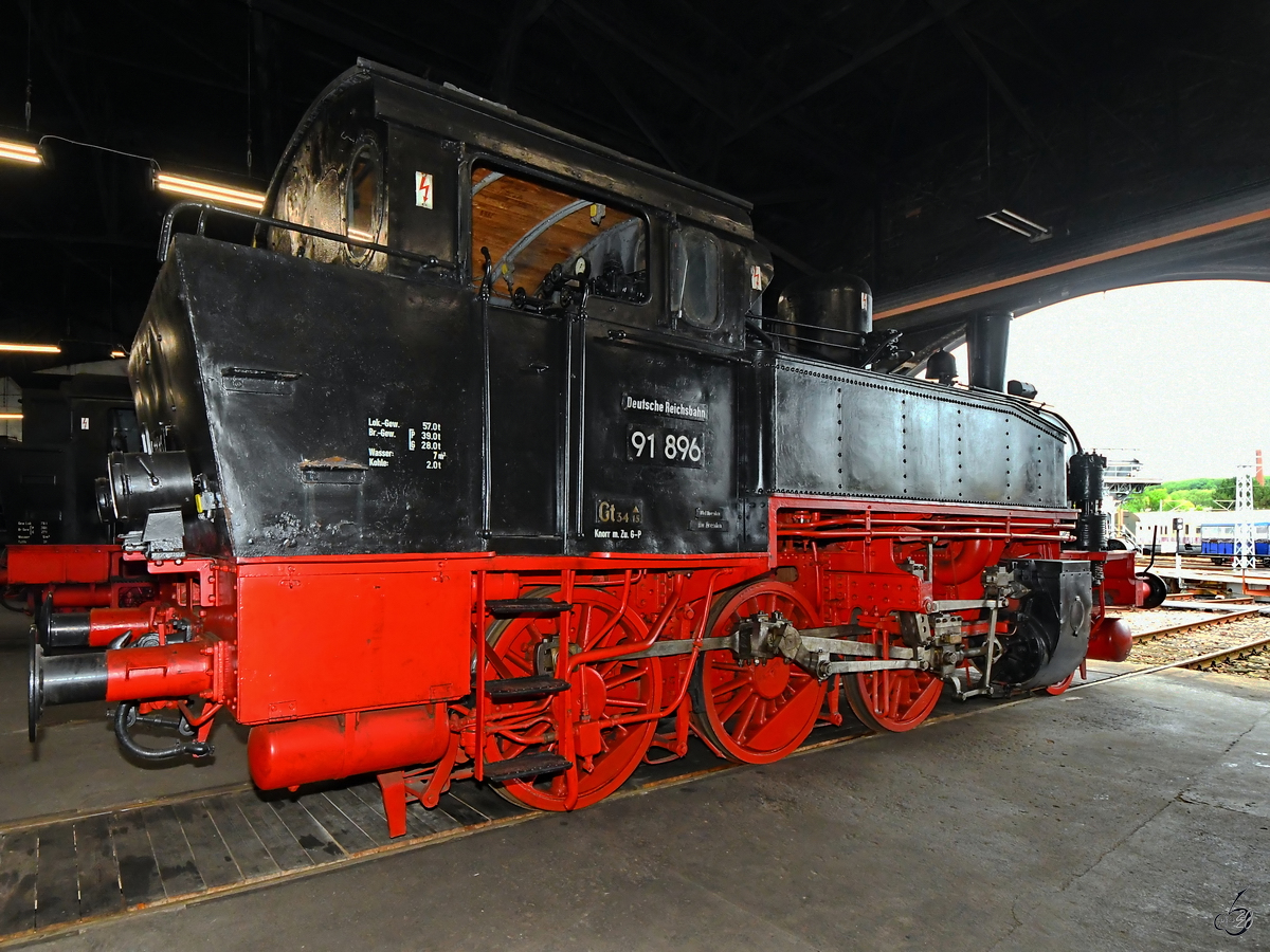 In einem der beiden Rundlokschuppen des Sächsischen Eisenbahnmuseums in Chemnitz-Hilbersdorf ist die Dampfllokomotive 91 896 zu sehen. (September 2020)
