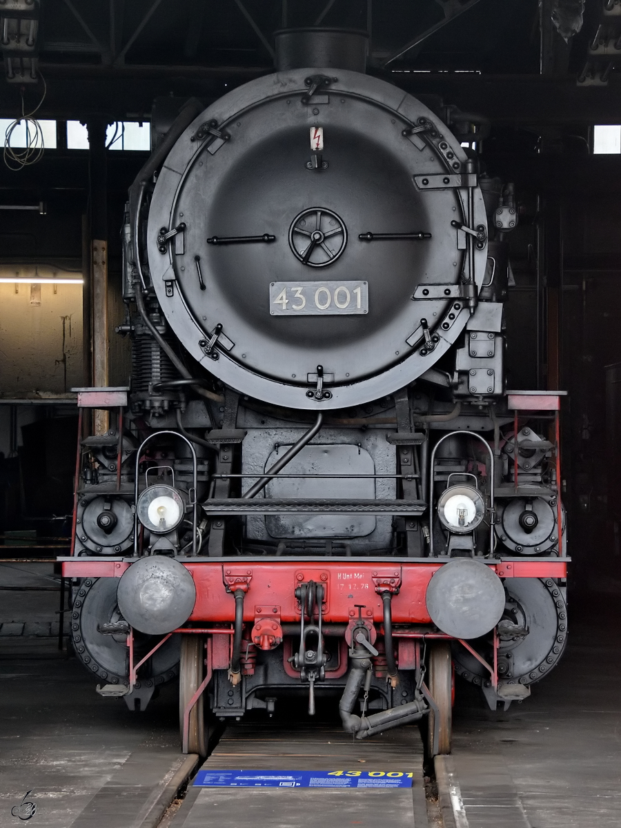 In einem der beiden Rundlokschuppen des Sächsischen Eisenbahnmuseums in Chemnitz-Hilbersdorf ist die Dampfllokomotive 43 001 zu sehen. (September 2020)