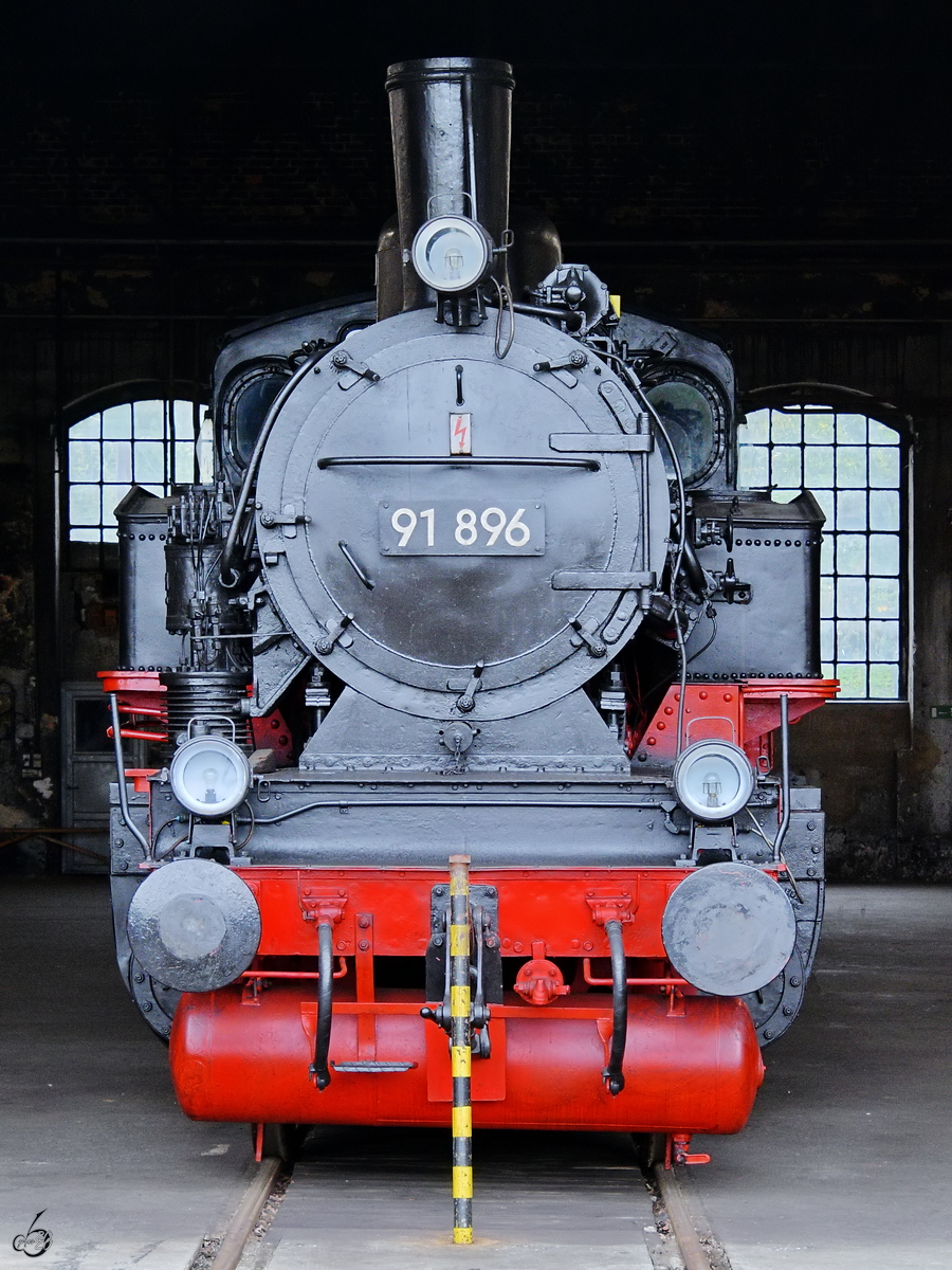 In einem der beiden Rundlokschuppen des Sächsischen Eisenbahnmuseums in Chemnitz-Hilbersdorf ist die Dampfllokomotive 91 896 zu sehen. (September 2020)