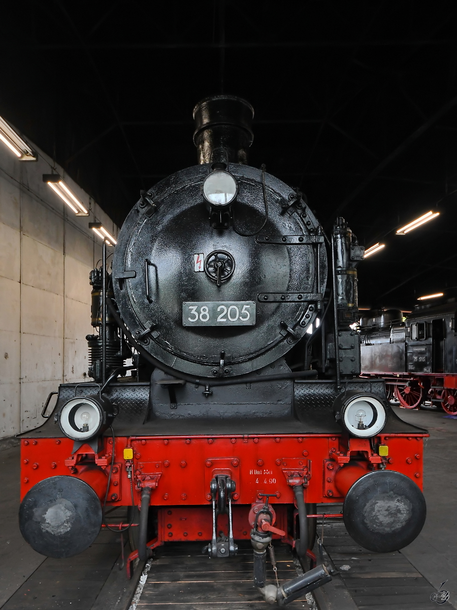 In einem der beiden Rundlokschuppen des Sächsischen Eisenbahnmuseums in Chemnitz-Hilbersdorf ist die Dampfllokomotive 38 205 zu sehen. (September 2020)