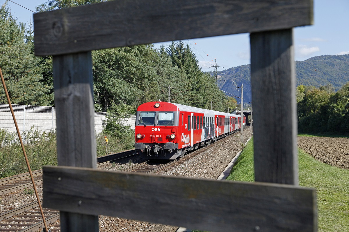 In einem Bilderrahmen auf freier Strecke fhrt der Steuerwagen 80-75 060 am 2.10.2013 als S1 bei Stbing Richtung Sden.
