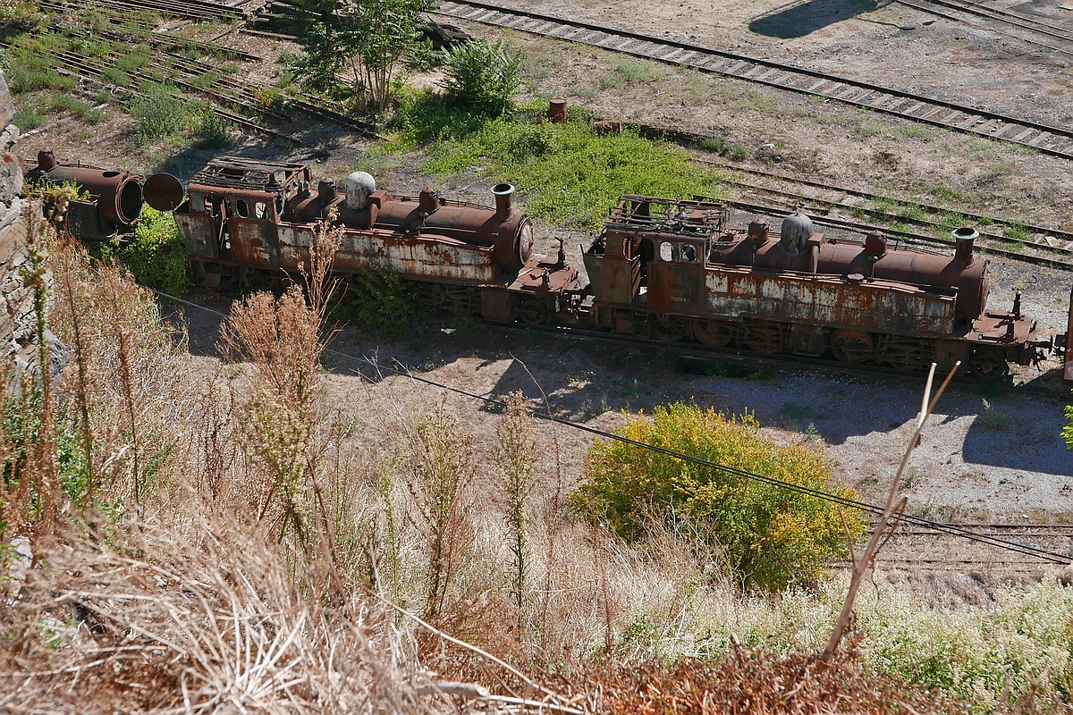 In einem etwas abseits gelegenen Teil des Bahnhofs von Regua stehen am 03.10.2017 unter anderem drei Tenderlokomotiven und rosten vor sich hin. Auf dem Bild rechts zu sehen ist die 1911 von Henschel gebaute 079 201-2 mit 1000 mm Spurbreite.