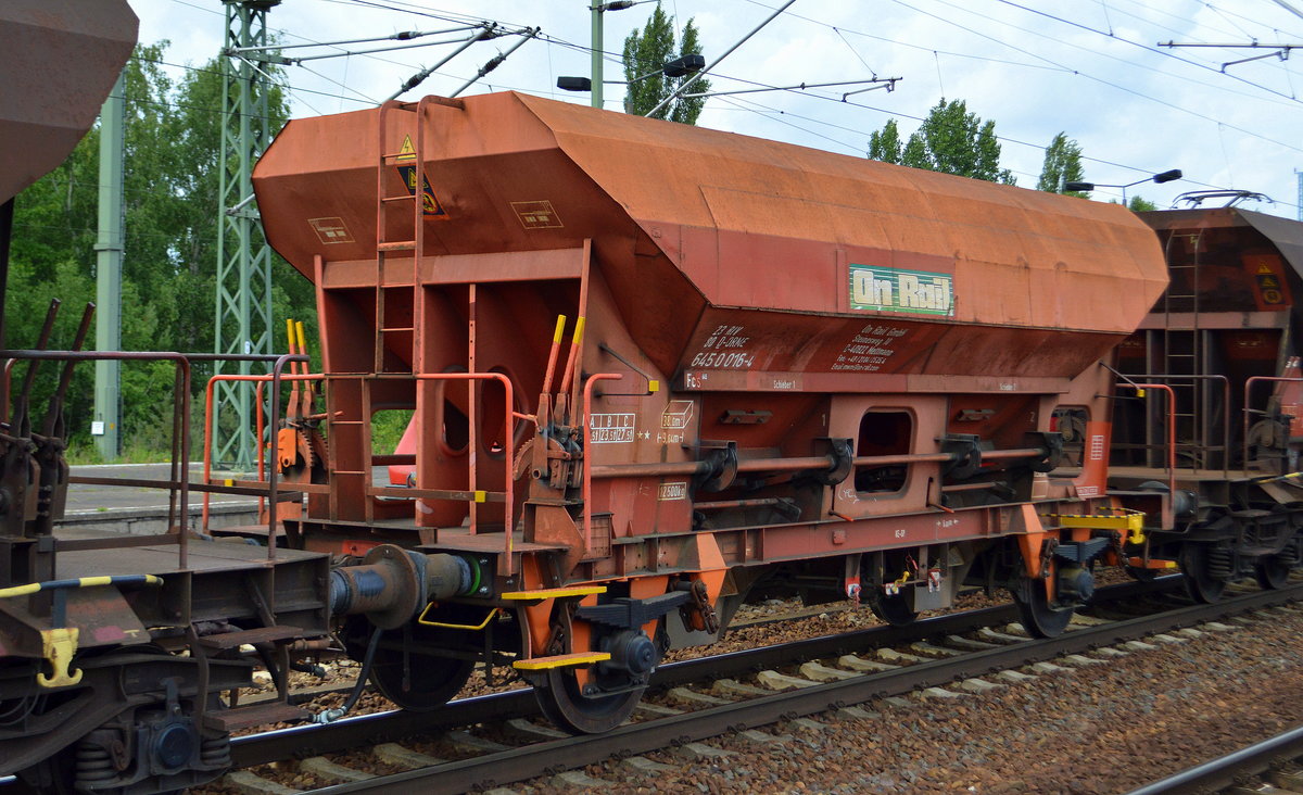 In einem Ganzzug Schüttgutwagen der DB Cargo der einzige nicht der DB gehörende Wagen, ein orangebrauner Schüttgutwagen mit dosierbarer Schwerkraftentladung vom Einsteller On Rail GmbH mit der Nr. 23 RIV 80 D-ORME 645 0 016-4 Fcs 645 am 25.06.18 Bf. Flughafen Berlin-Schönefeld. 