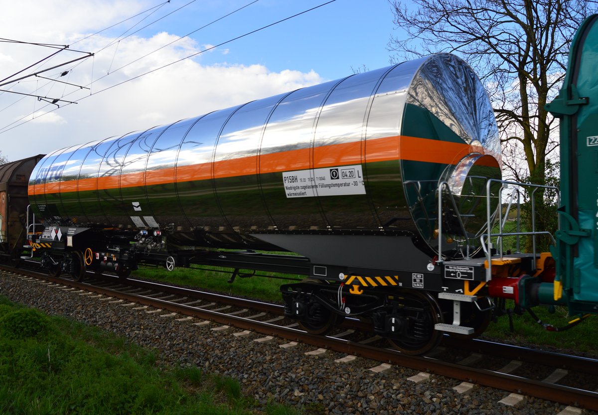 In einem Güterzug der aus Dülken in Richtung Boisheim gefahren kam am Sonntag den 17.4.2016 war dieser wohl neue Tankwagen eingestellt. Es ist ein Thermotankwagen
in dem gekühlt zu transportierende Flüssigkeiten gefüllt werden. 17.4.2016