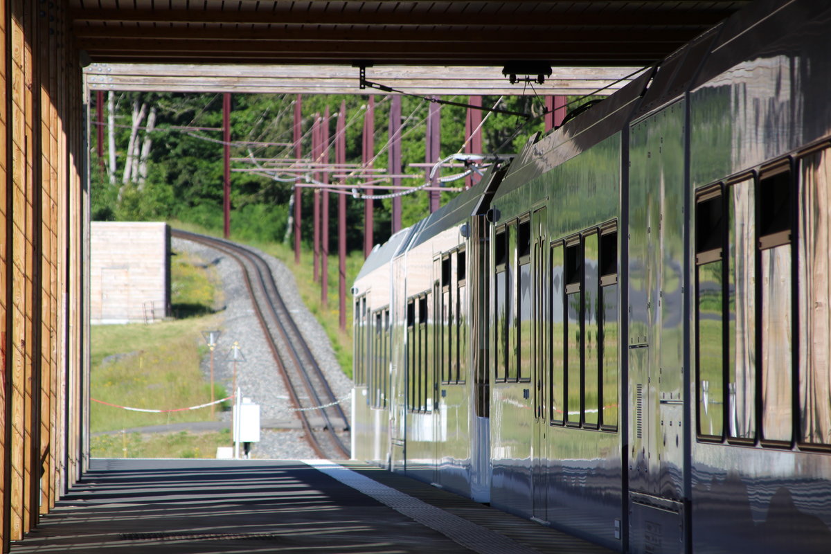 In einem modernen Bahnhof startet sie, dann geht es steil hinauf zum Puy de Dome.  Zwei Beh 2/6 werden in kürze die Bergfahrt auf sich nehmen.
Bild aus der Talstation, 09. Juli 2016