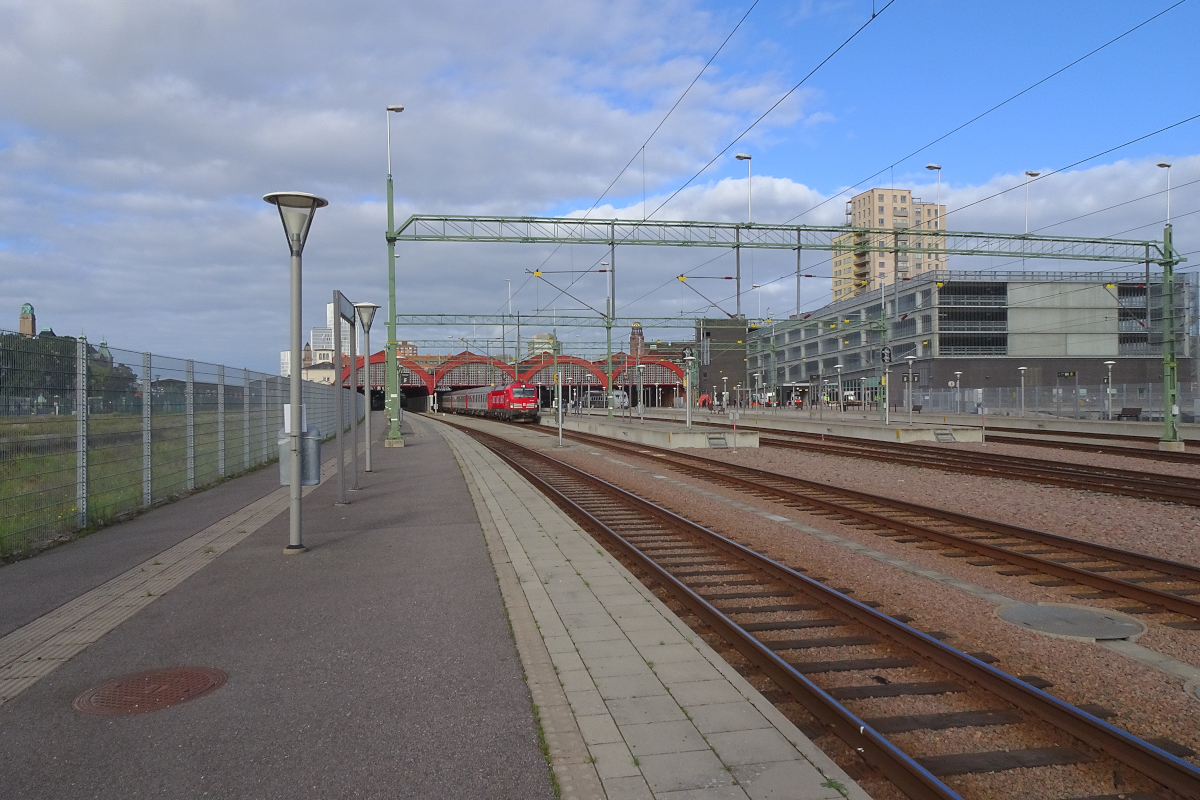 In einem von moderner skandinavischer Architektur geprägtem Umfeld befindet sich der Bahnhof Malmö Central, der Hauptbahnhof aus dem Jahr 1924. In den 1970er Jahren ging ich im Münchner Hauptbahnhof gelegentlich an einem Zugschild mit dem Namen  Malmö C  vorbei. Das erschien mir damals so unendlich weit weg, zumal der Zug auf dem Weg nach Malmö durch die DDR fuhr.
In den Hallen des Bahnhof Malmö C geht es heute eher beschaulich zu: 2010 wurde der Citytunnel eröffnet, durch welchen die Züge von und nach Kopenhagen sowie die Nahverkehrszüge fahren.
Malmö, Schweden, 21. August 2021