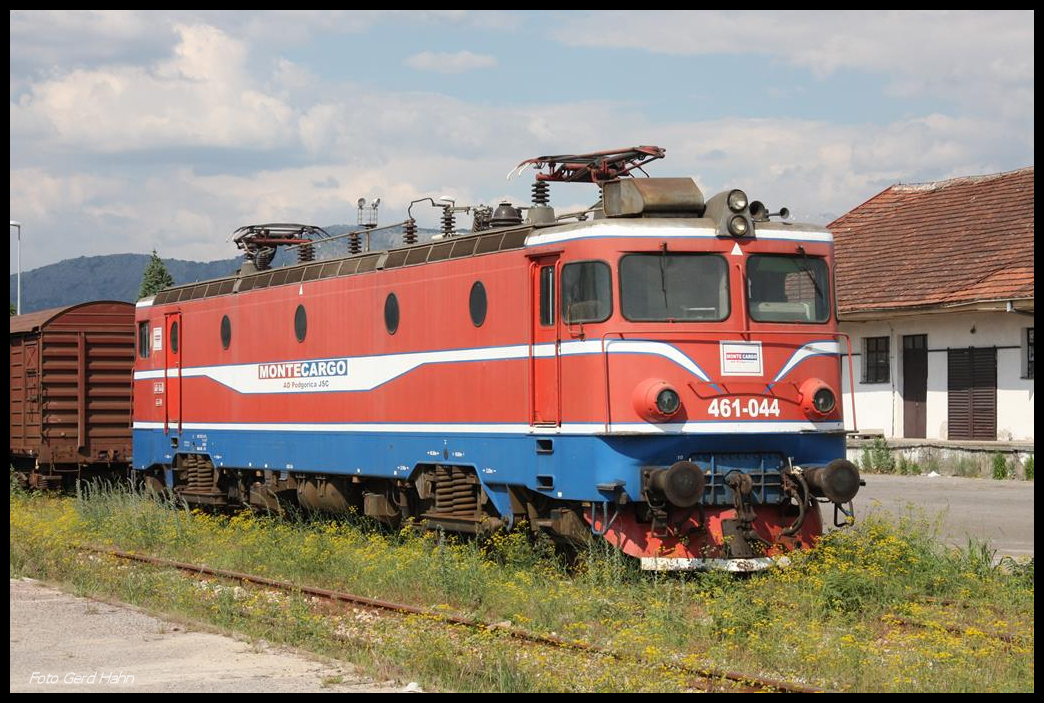 In einem Seitengleis des Bahnhofs Podgorica ohne Fahrdraht stand am 16.5.2017 die Elektrolok 461-044.