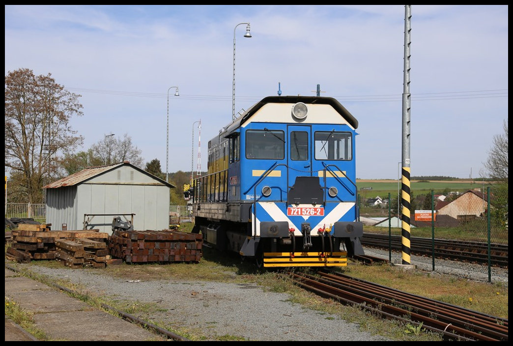 In einem umzäunten Terrain am Bahnhof Tremosna u Plzne stand am 29.4.2024 um 10.0 Uhr diese Diesellok 721526-2. Die Lok trug seitlich die private Aufschrift GJW Praha!