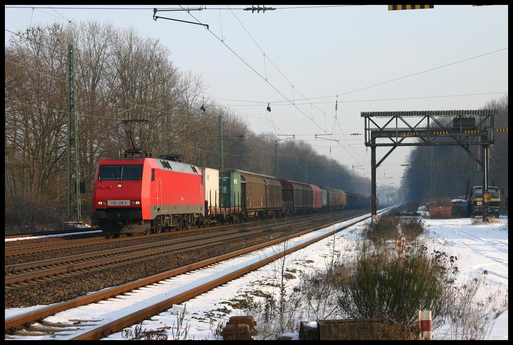 In einfacher Lackierung fährt hier 152129-3 mit einem Güterzug in Richtung Ruhrgebiet am 5.3.2005 durch den Bahnhof Natrup Hagen.