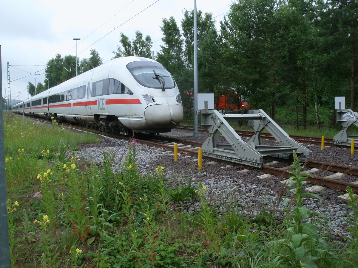 In der eingez�unten Binzer Abstellanlage lie� sich der 411 091,am 29.Juni 2013,nur durch den Zaun fotografieren.