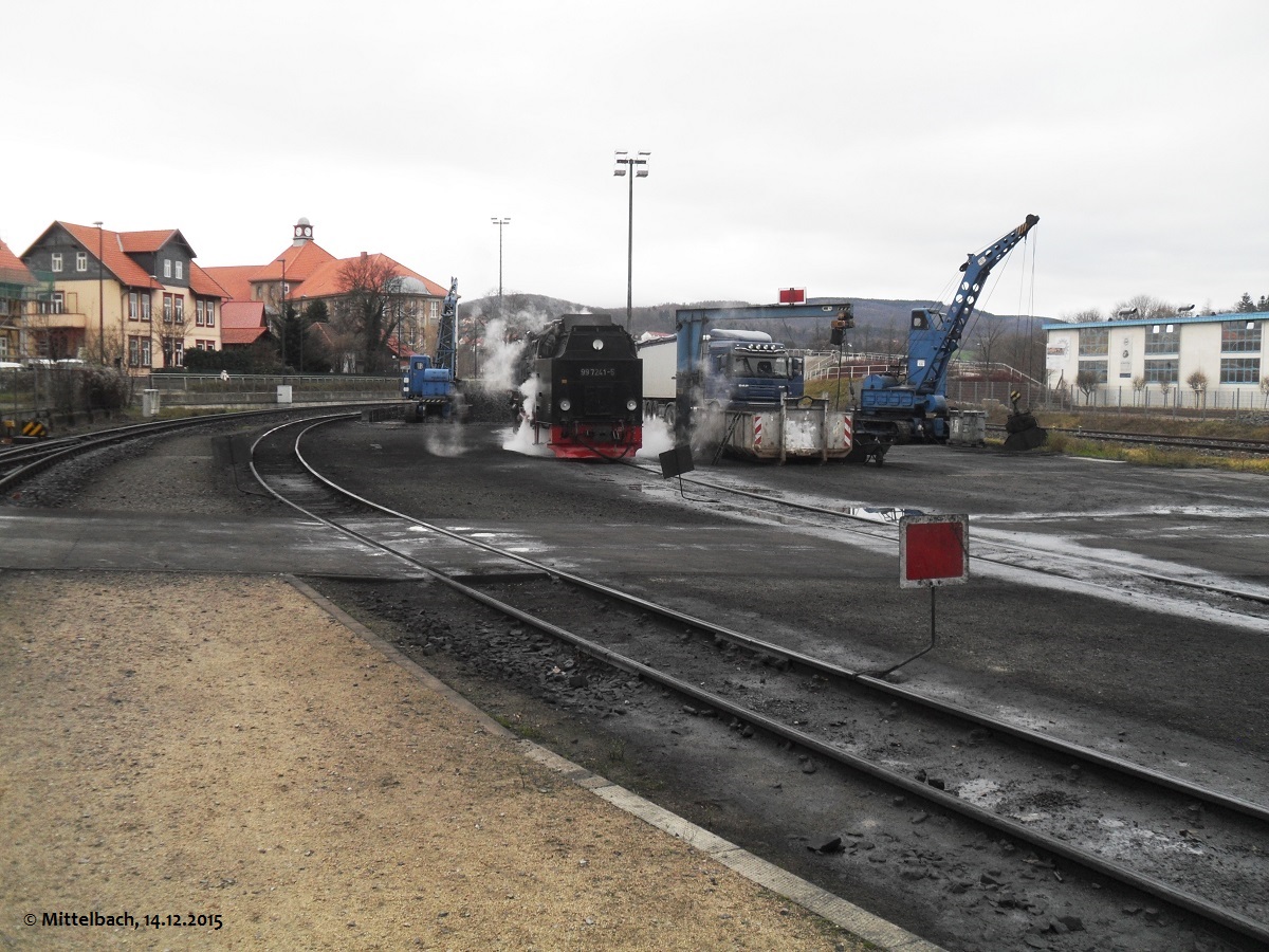 In der Einsatzstelle Wernigerode dampft 99 7241-5 am 14.12.2015 kräftig vor sich hin und wird von ihrem Personal gehegt und gepflegt.