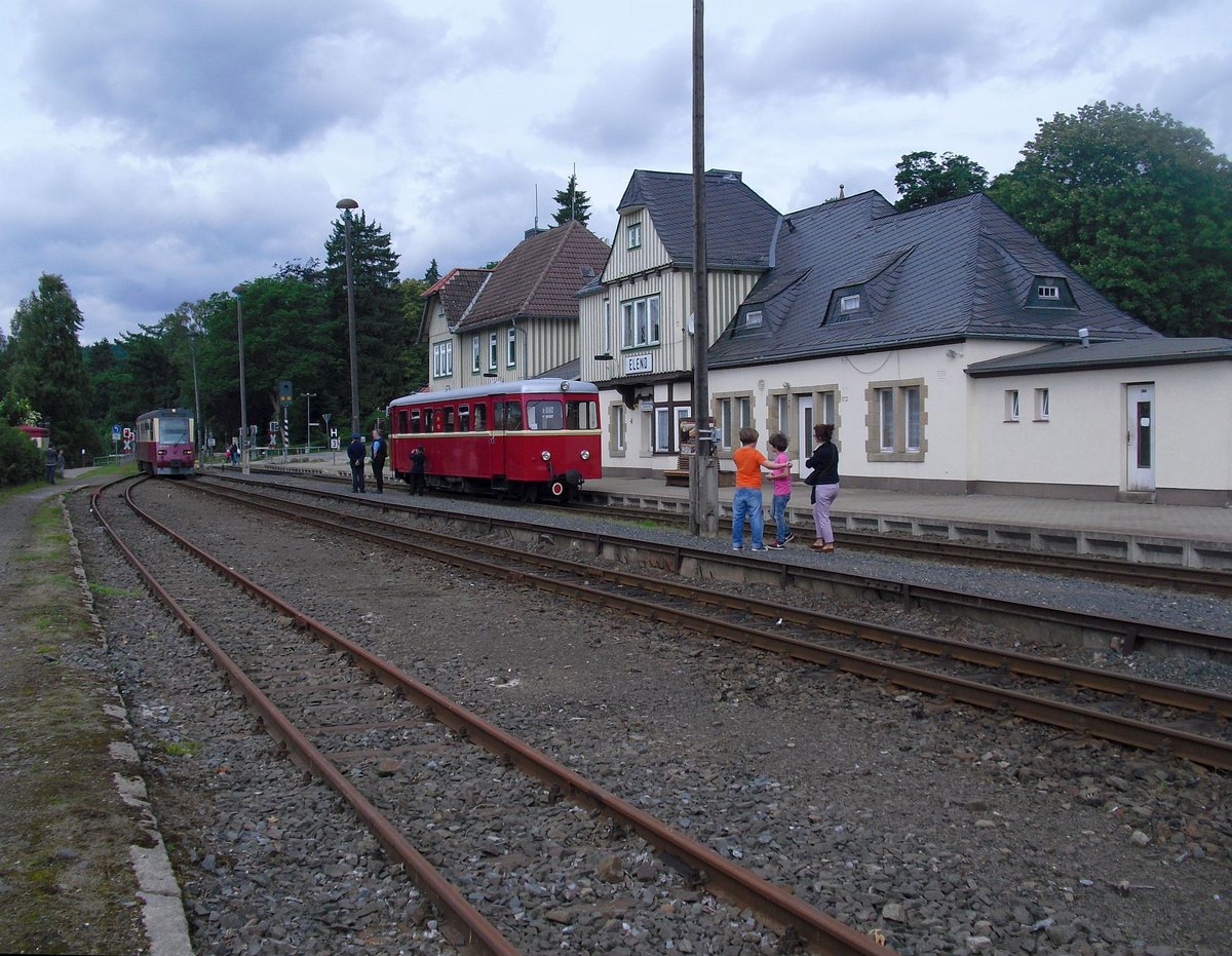 In Elend stand die Kreuzung mit dem Triebwagen aus Eisfelder Talmühle an, umrahmt vom Empfangsgebäude des Bahnhofs.24.06.2012