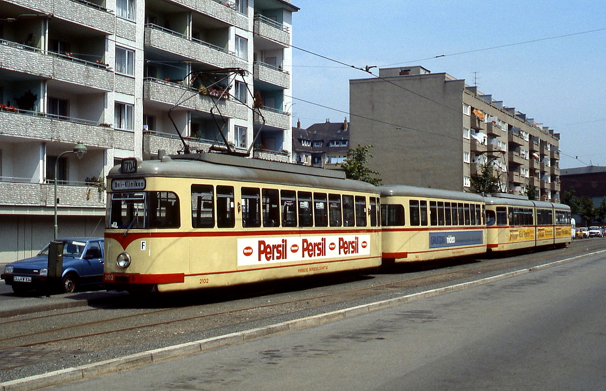 In der Endhaltestelle der Linie 704 auf der Merziger Straße warten Tw 2102 und dahinter ein GT8 Mitte der 1980er Jahre auf die Rückfahrt in Richtung Uni-Kliniken