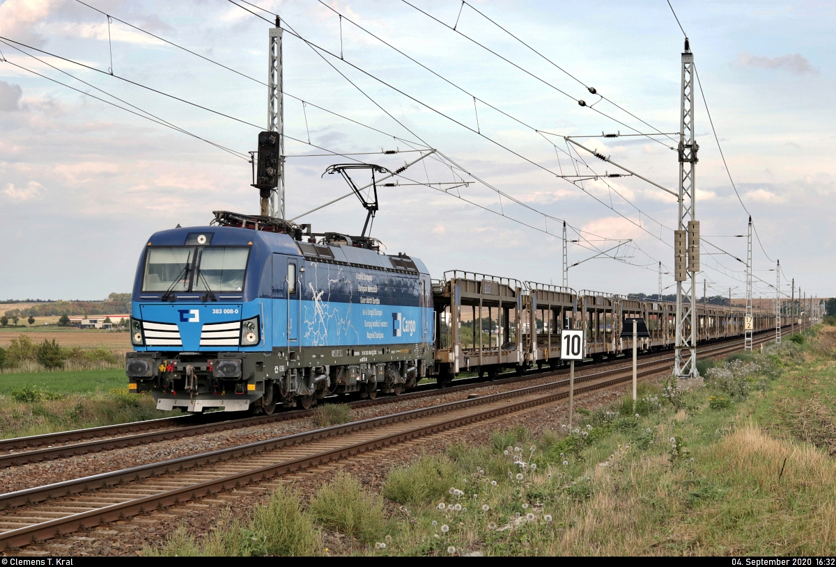 In der Endphase des Umleiterverkehrs von der Thüringer Bahn zwischen dem 1.6. und 30.10. gesellten sich ab Anfang September noch Autotransportzüge der BLG Logistics Group auf der Kasseler Bahn dazu. Sehr zuverlässig vorhersagbar waren stets eine leere Leistung in westlicher Richtung an Freitagen (siehe Bild) sowie ein beladener Zug in der Gegenrichtung, mit Ziel Falkenberg(Elster), an jedem Sonntag.
Am Bahnübergang (Bü) Reichsbahnstraße/Baustoffwerk in Teutschenthal konnte dieser außergewöhnliche Gast mit 383 008-0  Quer durch Europa  (Siemens Vectron) aufgenommen werden.

🧰 ČD Cargo, a.s.
🚩 Bahnstrecke Halle–Hann. Münden (KBS 590)
🕓 4.9.2020 | 16:32 Uhr