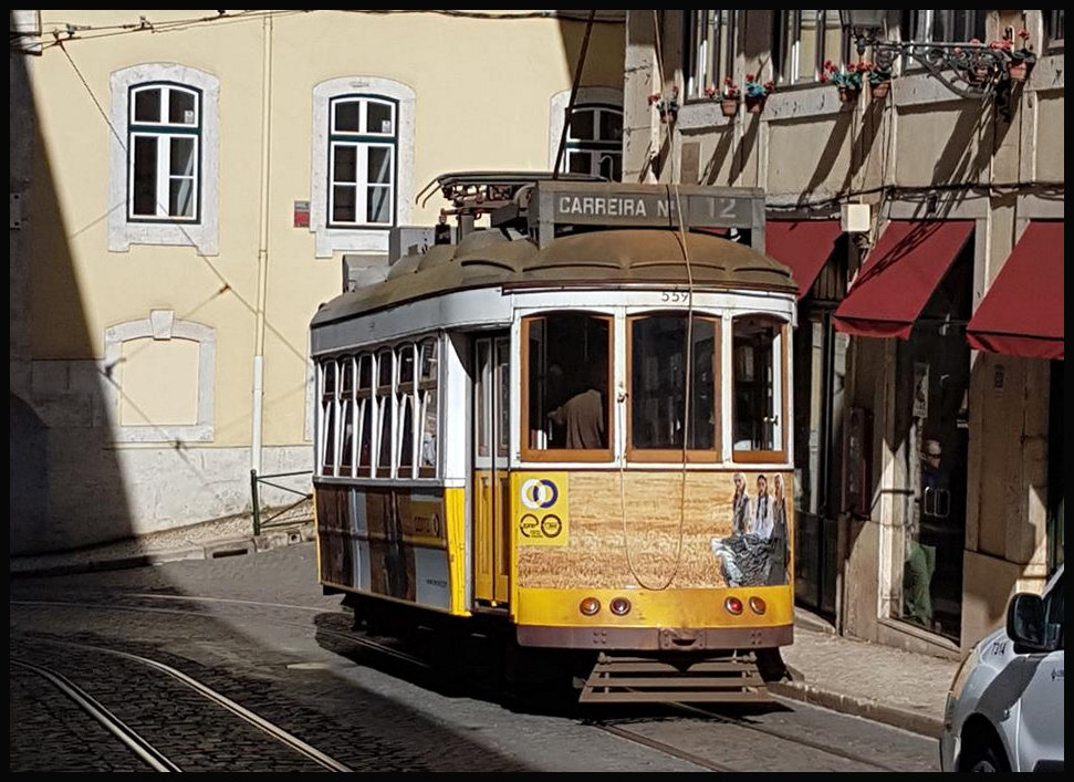 In den engen Straßen in der bergigen Altstadt von Lissabon bügeln die Trambahnen ab und verwenden Einholm Stromabnehmer, wie hier am 21.3.2018 beobachtet, mit Rollen.