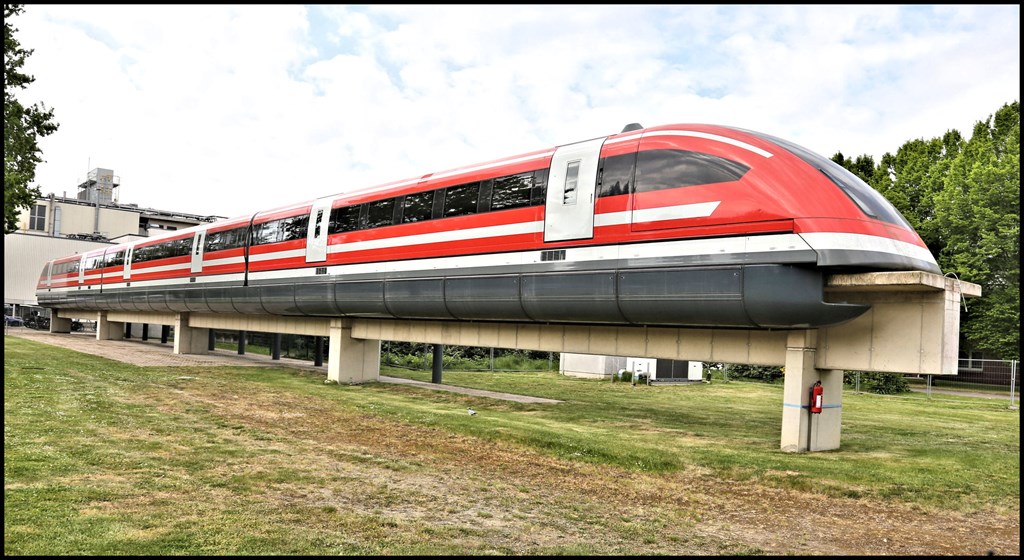 In Erinnerung an den Erfinder der Magnetschwebebahn Hermann Kemper steht der Transrapid 09 heute als Denkmal auf dem Firmengelände der Fleisch- und Wurstfabrik Kemper in Nortrup. Am 11.5.2022 kam ich dort wieder mal zufällig vorbei und hielt den augenblicklichen Zustand im Bild fest.