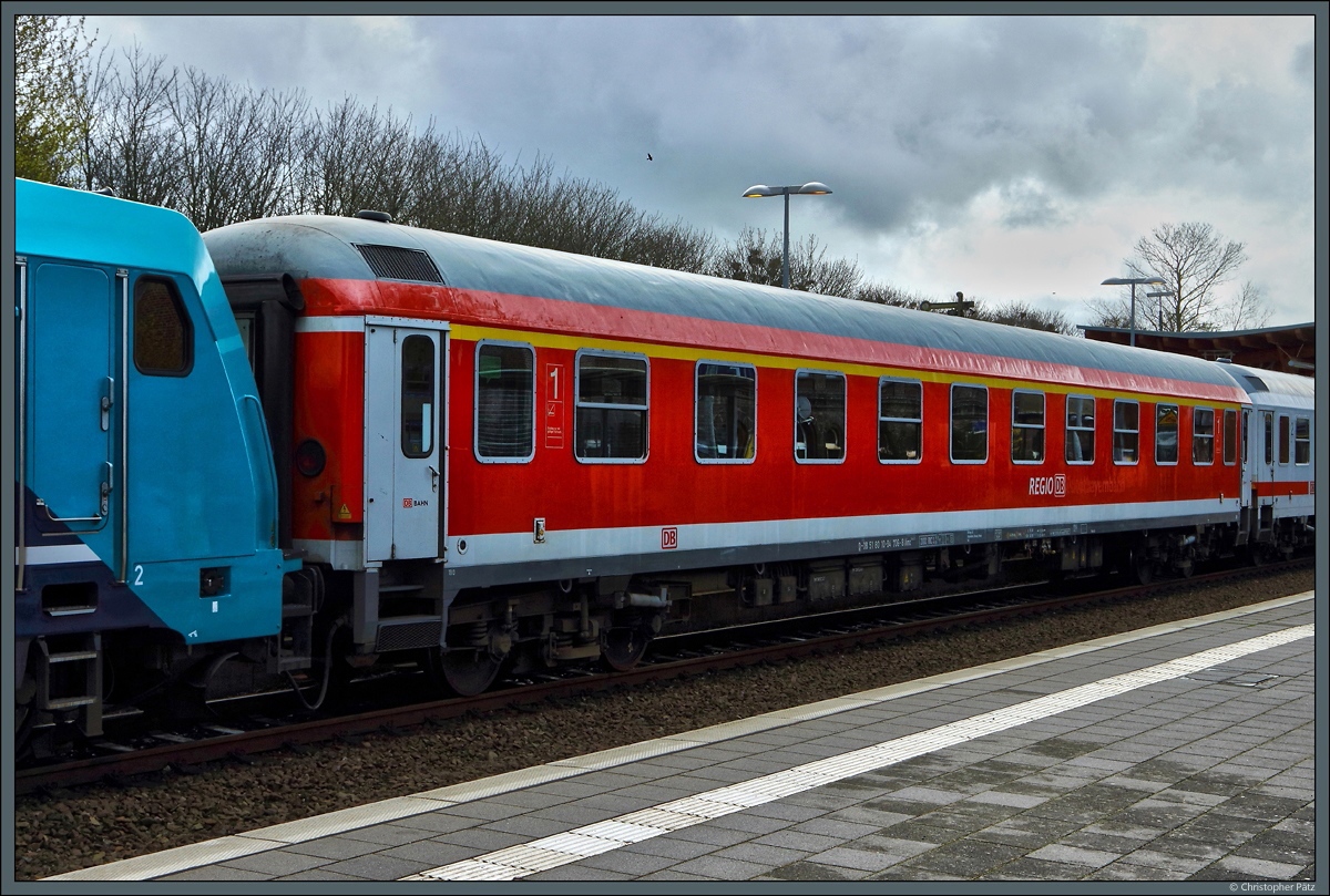 In den Ersatzzügen auf der Marschbahn wurde auch der Aimz 541.2 51 80 10-94 706-8 eingesetzt, einer der wenigen noch verbliebenen erstklassigen Interregiowagen. (Niebüll, 15.04.2017)