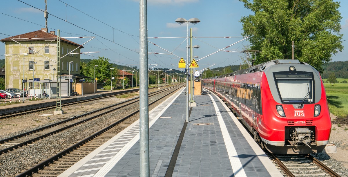 In den ersten drei S-Bahn-Jahren erlebte Dombühl eine ungewöhnliche Artenvielfalt: Zunächst setzte die DB (wie geplant) „Hamsterbacken“ ein. (442 728 am 18.5.18)