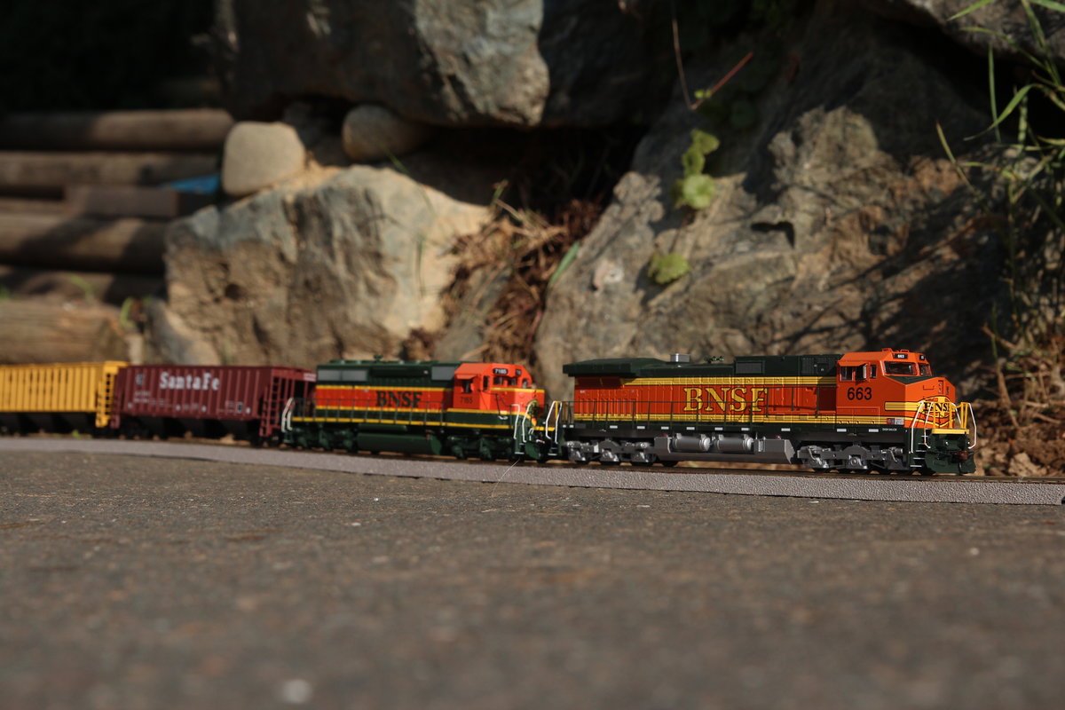 In den ersten Sonnenstrahlen eines heißen Sommermorgens 2003 donnerten die C44-9W #663 und die SD40-2 #7165 mit einem schweren Getreidezug den Lonsperchpass bergwärts.

24.6.2020