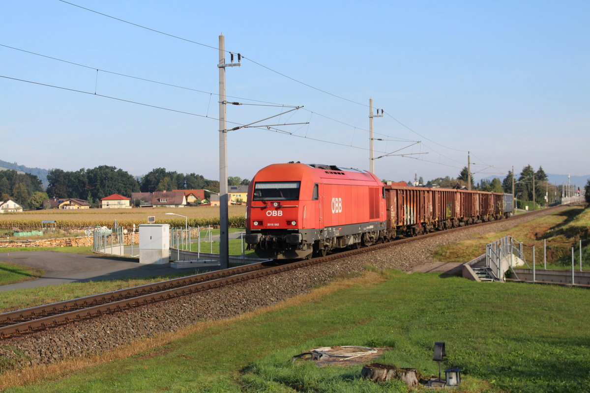 In den ersten Sonnenstrahlen der noch recht tiefen Morgensonnen des 10.9.2020 fährt die 2016 0062 mit dem VG76711 von Kalsdorf kommend kurz hinter Leibnitz nach Spielfeld-Straß.