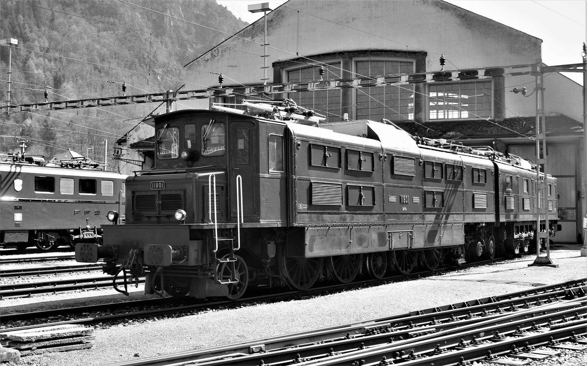 In Erstfeld zeigte sich etwas erfreuliches: Die SBB Historic Ae 8/14 Nr. 11801 holte am 24. März 2018 mit der Ae 6/6 Nr. 11411  Zug  vor dem Depot Erstfeld, unter der Mittagssonne etwas  frische Luft .