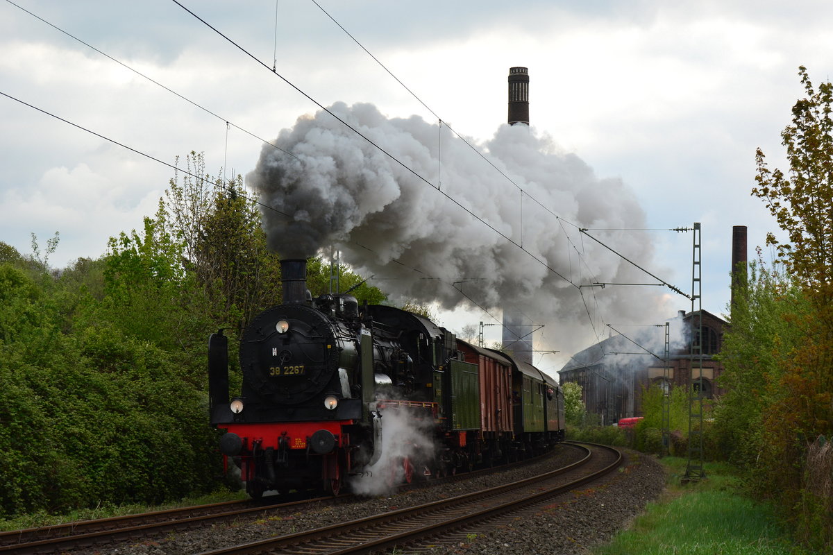 In Essen Horst zieht die 38 2267 den Pendelsonderzug an der alten Fabrik vorbei.

Essen 29.04.2017