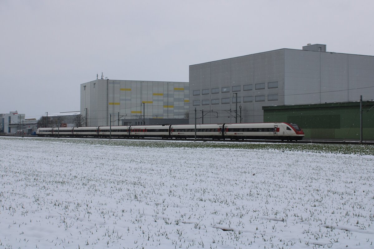 In etwa fünf Minuten wird der IC 5 seinen vorletzten Halt in St. Gallen Hauptbahnhof einlegen. Seit dem Fahrplanwechsel endet die IC Linie 5 in Rorschach.

Der unbekannte ICN RABDe 500 *** befährt hier bei leichtem Schneefall das Industriegebiet zwischen Gossau SG und St. Gallen.

St. Gallen Winkeln, 03.04.2022, 15:55
