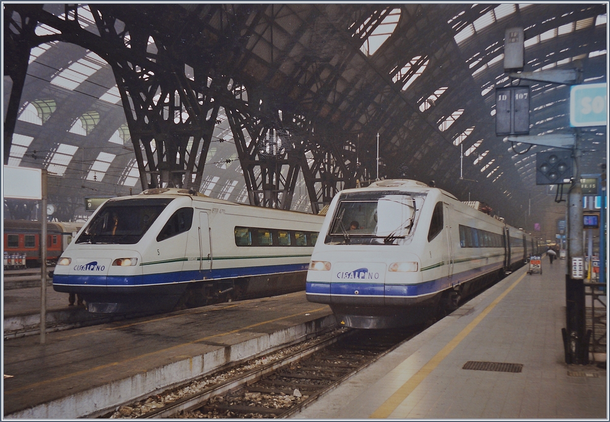 In der etwas nebligen Bahnhof Halle von Milano Centrale stehen zwei CIS ETR 470; der eine kam von Basel, während der andere in Kürze sich auf die Fahrt nach Stuttgart macht.

Ein Analog-Bild vom Februar 1999
