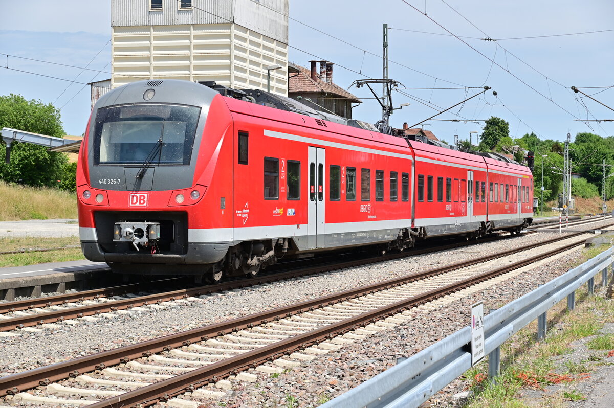 In Eubigheim ist der 440 326-7 als RB 85 gen Osterburken unterwegs am 21.6.2022