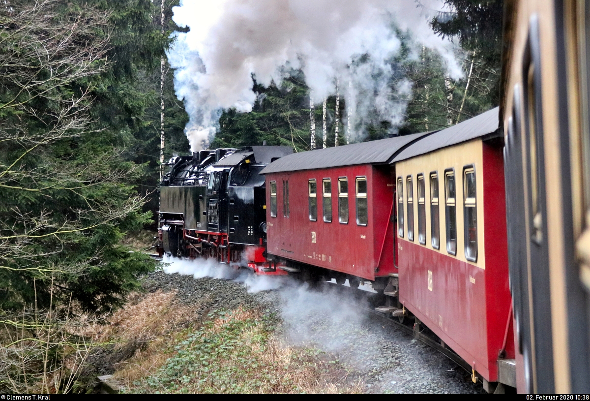In Fahrt mit den Harzer Schmalspurbahnen GmbH (HSB):
Auf der Brockenbahn (Bahnstrecke Drei Annen Hohne–Brocken | KBS 325), zwischen Drei Annen Hohne und Schierke, konnte die erste Zughälfte von P 8933 (Wernigerode Hbf–Brocken) mit 99 7241-5 (99 241) in einem Gleisbogen festgehalten werden.
[2.2.2020 | 10:38 Uhr]