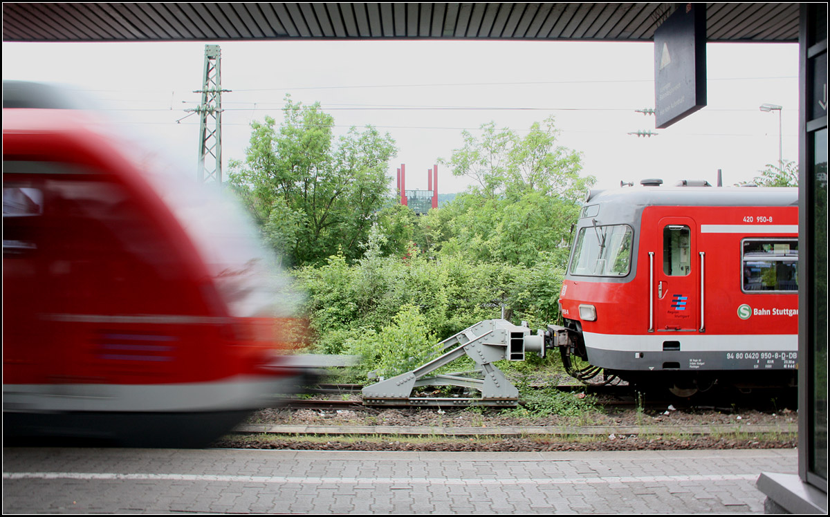 In Fahrt/Abgestellt -

Baureihen 430 und 420 bei der S-Bahn Stuttgart, hier im Bahnhof Esslingen.

28.05.2016 (M)