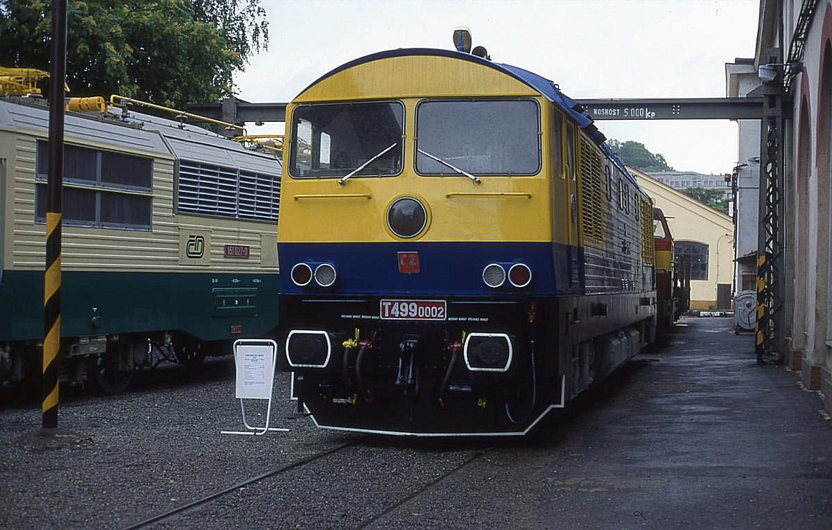 In der Fahrzeugausstellung im Prager Bahnhof Masarykovo stand am 1.9.1995 auch die slowakische T 4990002.