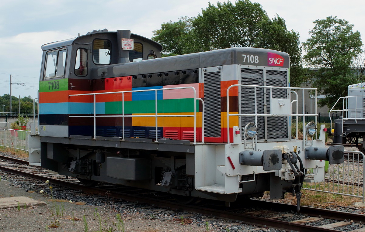 In dieser farbenfrohen Lackierung präsentiert sich die Y 7108 im Außengelände der Cite du Train in Mulhouse (19.7.2015)