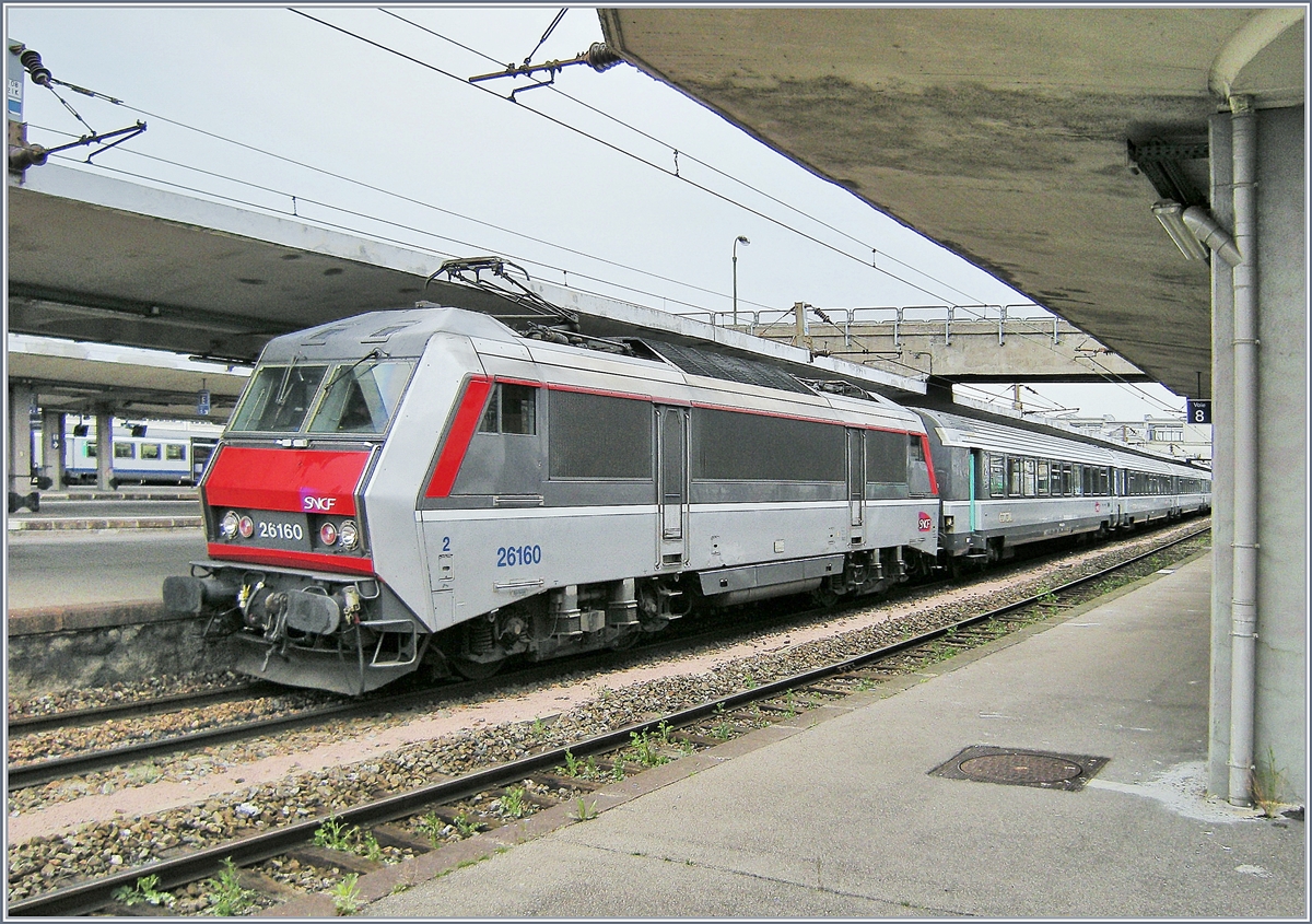 In diese Farbgebung gefällt mir nicht nur die Sybic am besten: BB 26 160 mit einem Schnellzug von Strasbourg nach Lyon am 8. April 2008 in Mulhouse. 