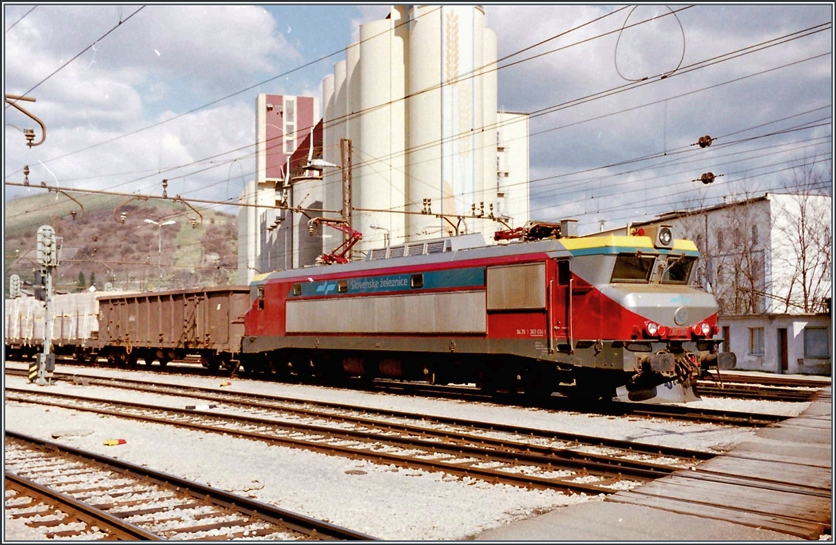 In dieser Farbgebung gefällt mir die SZ 363 am besten. Die SZ 36 034-1 (94 75 1 363 034-1) wartet in Maribor mit einem Güterzug auf die Abfahrt.

Analogbild vom 30. März 1995